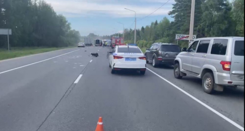 На трассе под Суздалем автомобиль выехал на "встречку" и врезался в грузовик