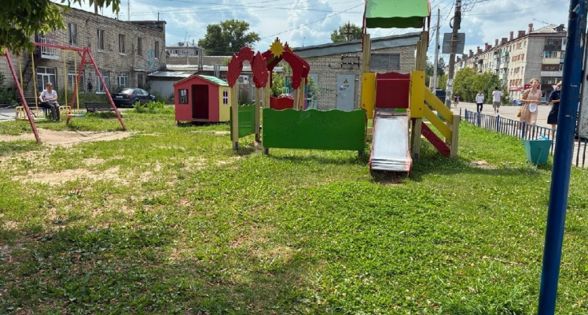 В Покрове отремонтирована аварийная детская площадка