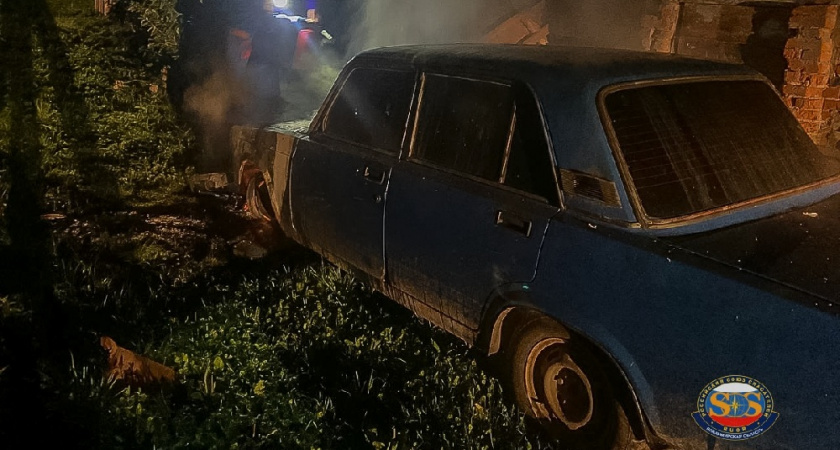Спасатели потушили горящий автомобиль во Владимире