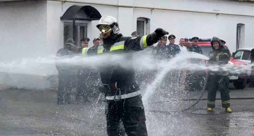 Владимирские пожарные устроили товарищу душ из двух брандспойтов