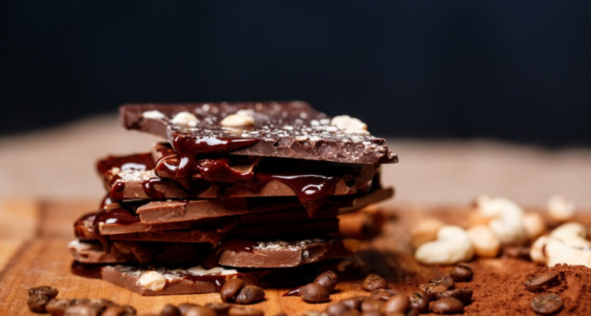 Горький, молочный или белый: гастроэнтеролог назвала самый вредный вид, который многие так любят