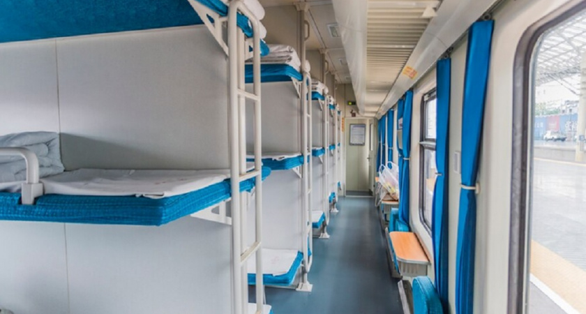 К немолодой женщине с нижнего места подошла бабушка с палочкой: «Уступи, нога болит» -  вмешался начальник поезда