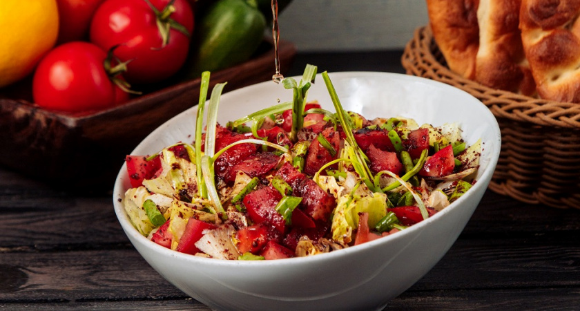 Каждое лето всей семьей кайфуем от этого салата: весь его секрет в заправке