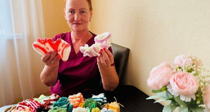 Сотрудники владимирских соцучреждений связали пинетки для малышей