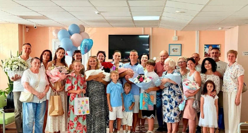 Во Владимире торжественно выписали первую в этом году тройню