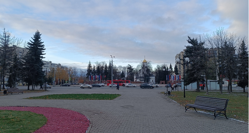 Во Владимире ветер снес ограждение на площади Победы 