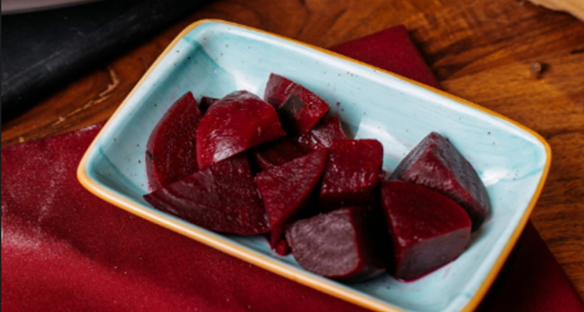 Не нужно варить свеклу часами - хватит всего 15 минут: она будет вкуснее благодаря всего одной уловке