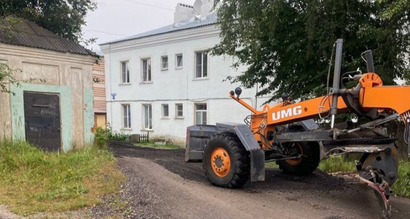 Владимирские коммунальщики укрепили щебнем улицы Молодёжную и Пушкина