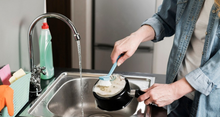 Сковорода будет блестеть как новая: берем 2 чайных пакетика и избавляемся от старого нагара - проверенный метод