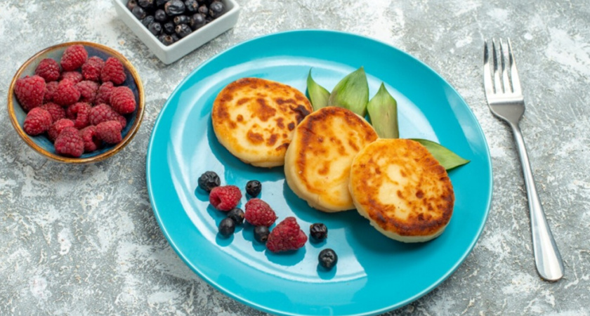 Бабушка рассказала мне 3 секрета своих пышных оладьев: теперь готовлю их только так - получаются воздушные, как облако 