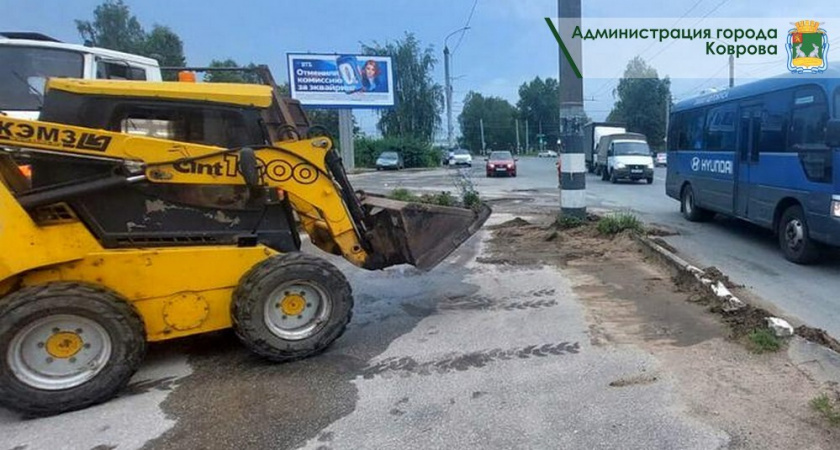Семь единиц спецтехники очистили главные улицы Коврова от грязи и песка