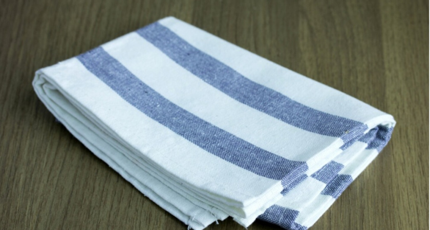 Забыла про вонь и плесень на кухонных тряпках: просто бросаю щепотку в воду - и они будут почти как новые