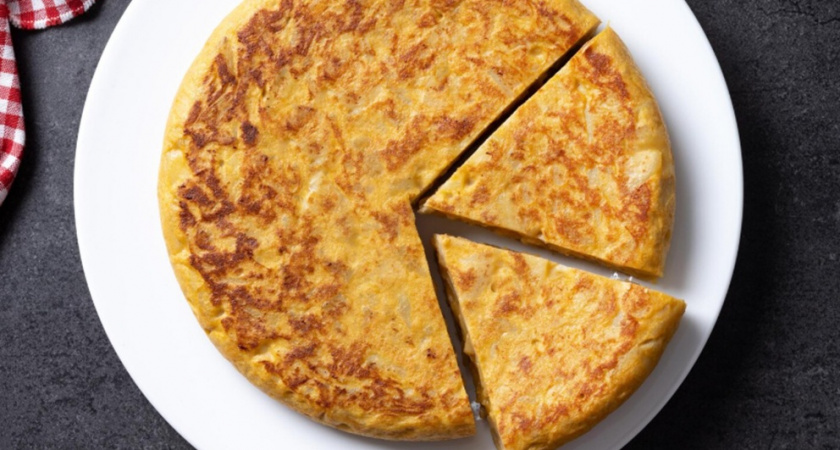 Один кабачок, горсть сыра и кефир: пирог, который съедается в мгновение ока - быстрый и очень простой рецепт 