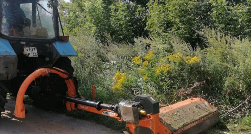 Владимирские коммунальщики выкосили траву на Добросельской и Северной улицах