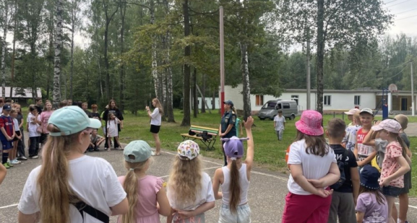 Сотрудники МЧС обучили 350 ребят в детском лагере под Владимиром