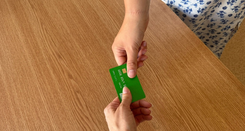 В Петушинском районе гость обворовал хозяина через банковское приложение