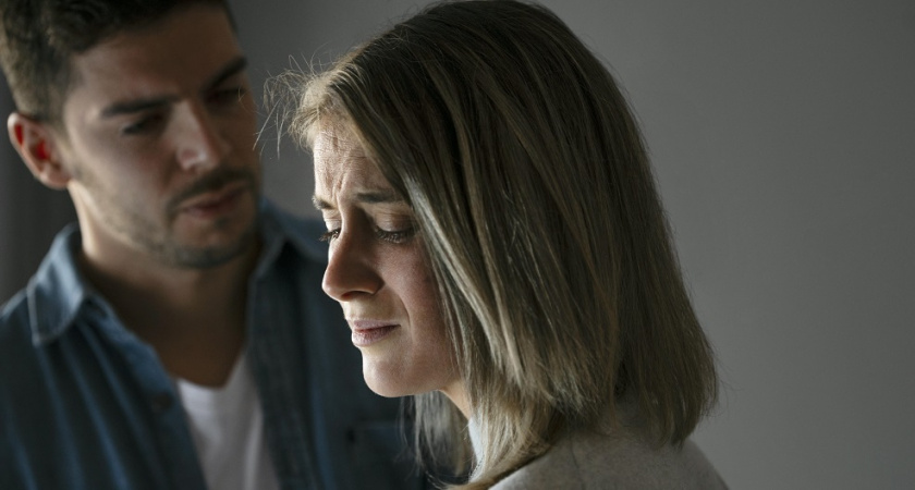 Когда стоит прекратить отношения: 8 красных флагов 