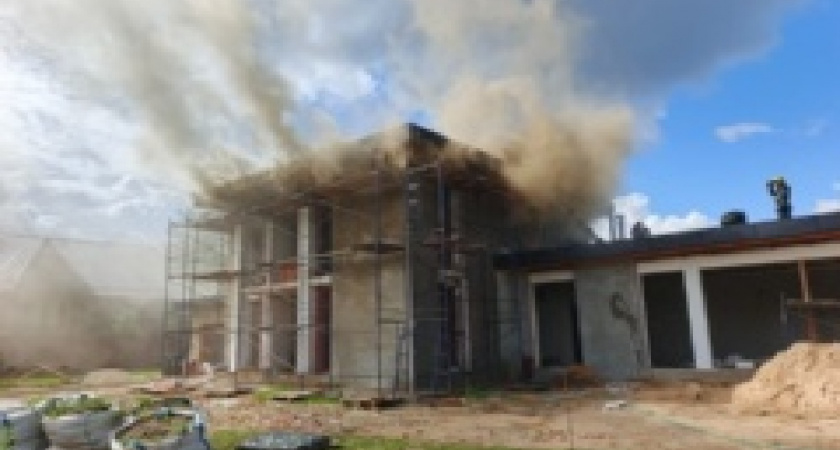 Пожарные потушили возгорание в недостроенном доме Александрова