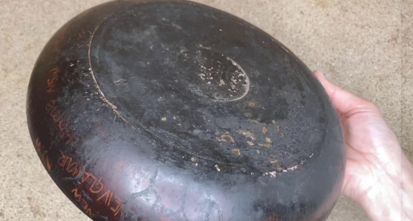 Как легко очистить нагар со сковородок: научный лайфхак с пакетом