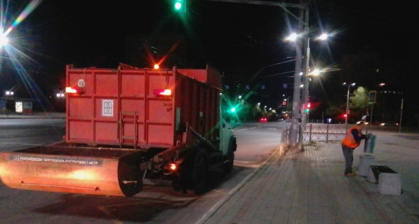 Во Владимире очистили от мусора остановки и улицы в ходе ночных работ