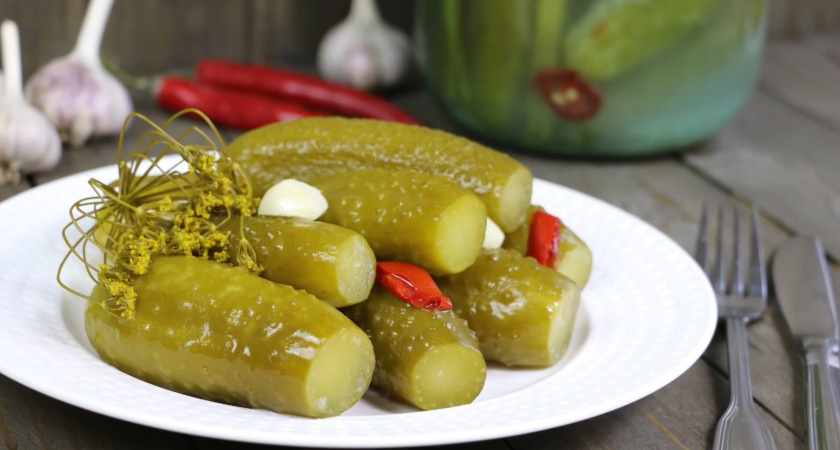 Сколько солёных огурцов можно есть в день без вреда? Врач предупредил об опасности любимого многими блюда