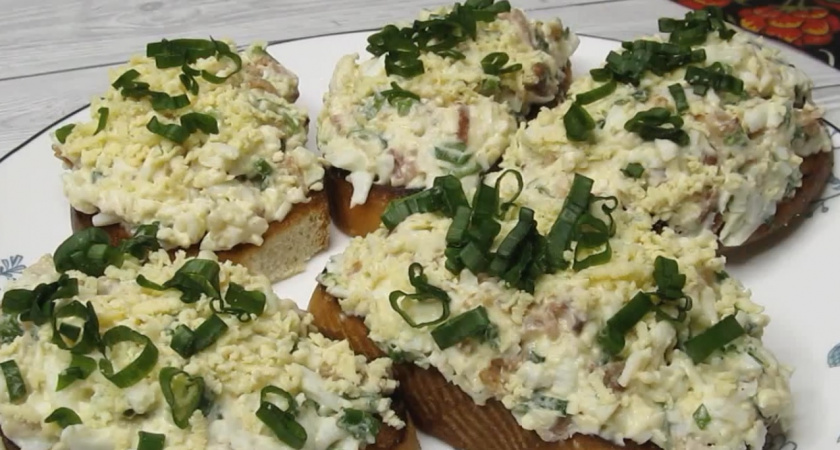 Быстрый рецепт намазки на хлеб, для которой понадобится минимум ингредиентов