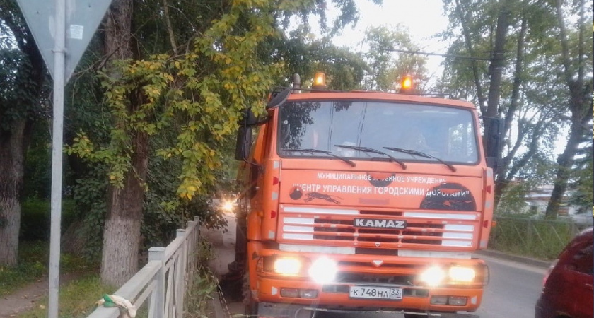 Коммунальщики вывезли ветки с улиц Владимира в ходе ночной уборки