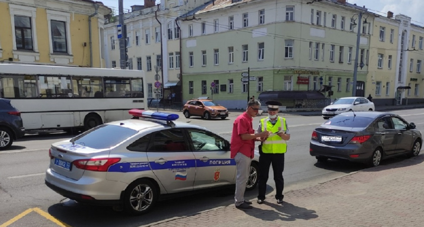Ловушка для водителя: почему при проверке документов водителю категорически нельзя говорить, кем он работает