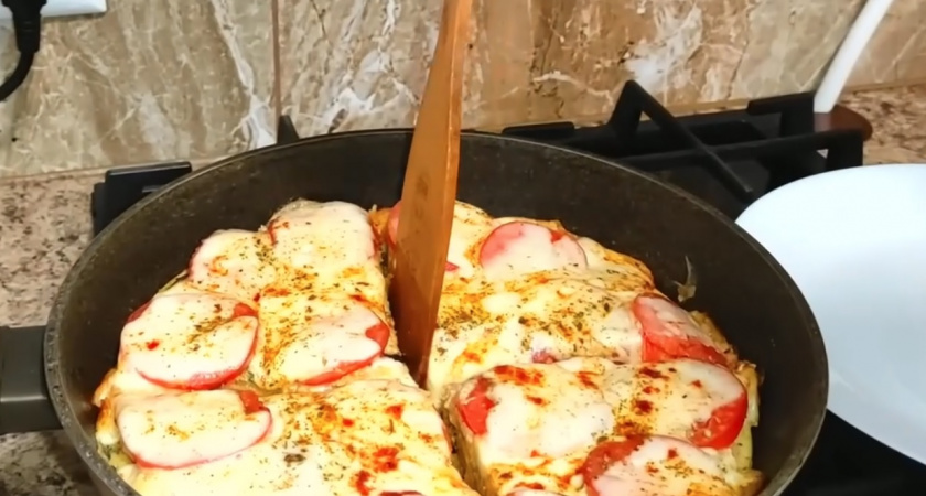 Рецепт завтрака, как в Италии: хрустящий хлеб, тянущийся сыр и сочные помидоры — готовится за 10 минут