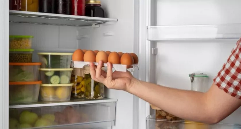 Ошибка, которую делает 90% людей: почему нельзя хранить яйца на дверце холодильника? Ответ диетолога
