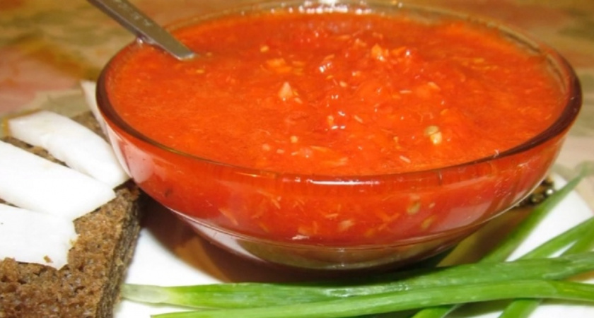 Сырая аджика: забытый рецепт наших бабушек, который удивит вас своим вкусом