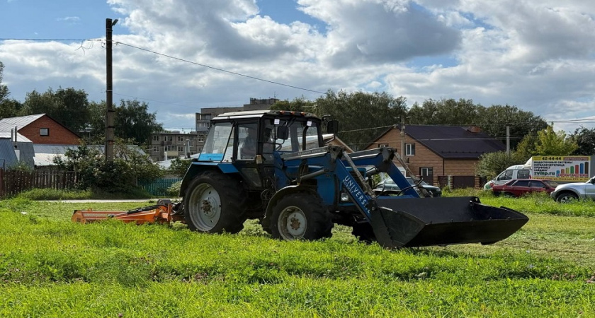 Во Владимире в микрорайоне Заклязьменский 4 косилки провели масштабный скос травы