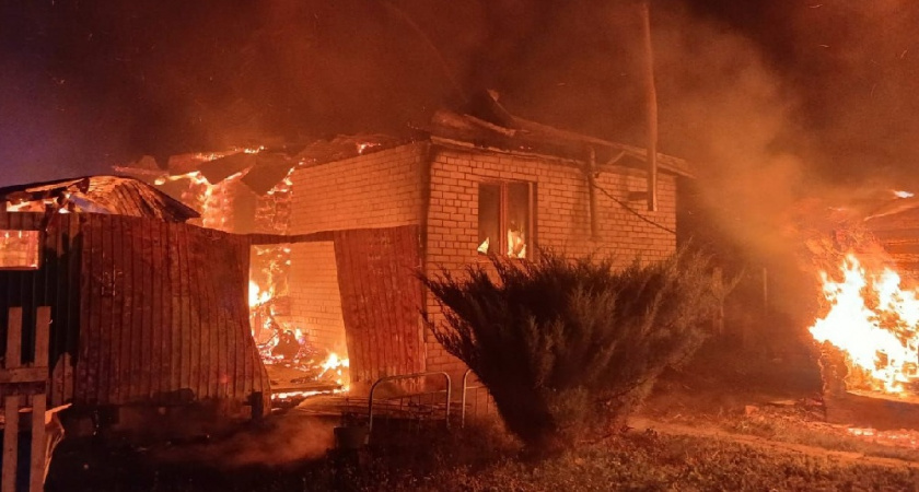 Пожар в частном доме под Муромом тушили пять машин спецтехники