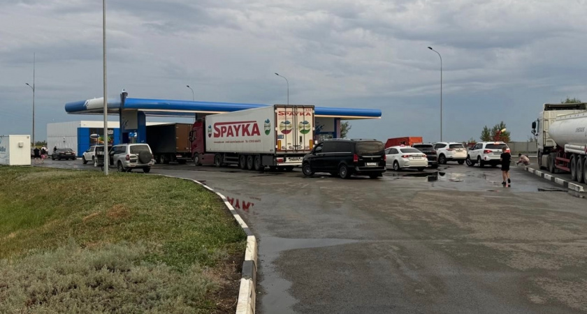 В полиции раскрыли 4 неочевидных запрета на АЗС: почему нельзя трогать машину и разговаривать по телефону