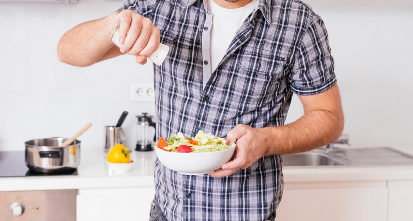 Без соли нельзя: врачи предупреждают об опасности полного отказа от приправы