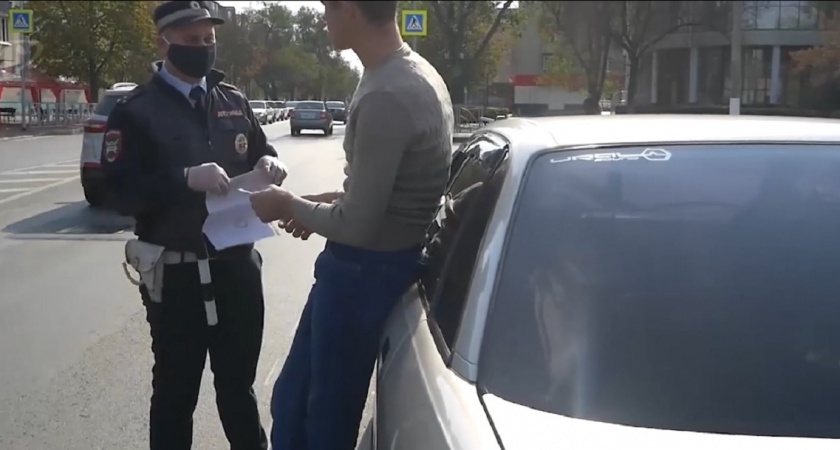 Инспектор ДПС просит дунуть в трубочку: 5 важных правил, которые следует знать о проверке на опьянение