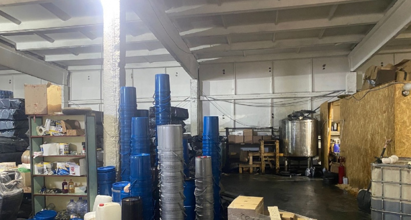 Во Владимирской области ликвидировали цех поддельного моторного масла