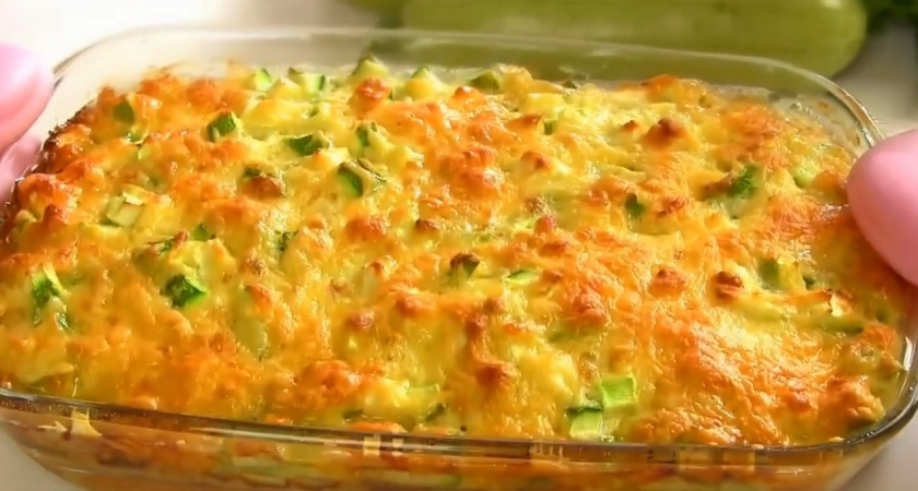 Авторский рецепт кабачковой запеканки с сырной корочкой: этот кулинарный хит покорит даже ненавистников овоща