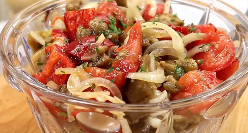 Не просто закуска: как приготовить идеальный салат из баклажанов и перца с дымным ароматом