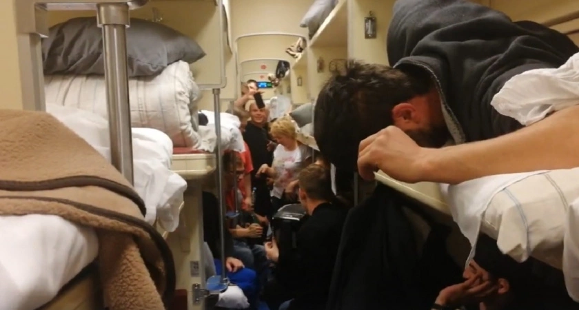 "Беспредел в поезде - храп, ор и блатняк": как пассажир отомстил шумной семье за бессонную ночь