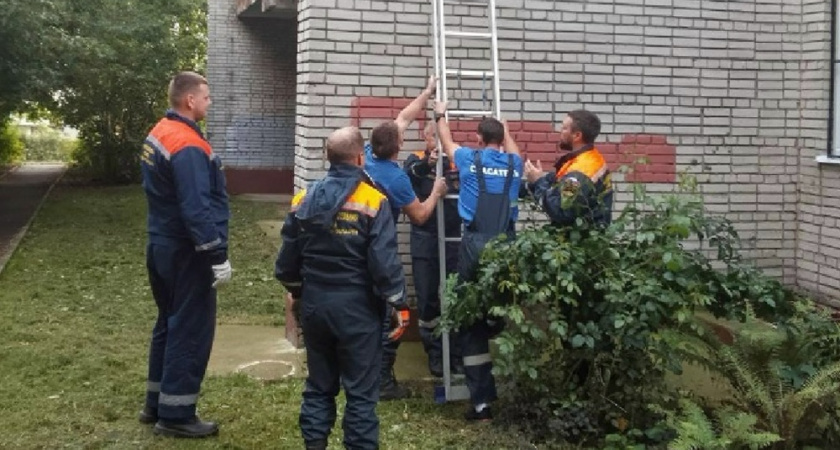 Владимирские спасатели освободили ребёнка из запертой квартиры