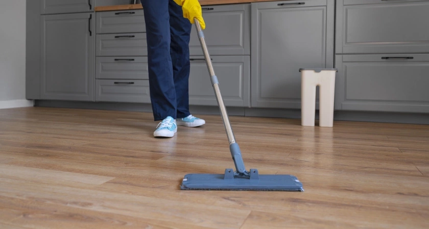 Вся уборка насмарку: 7 фатальных ошибок во время мытья полов - из-за них полы становятся еще грязнее