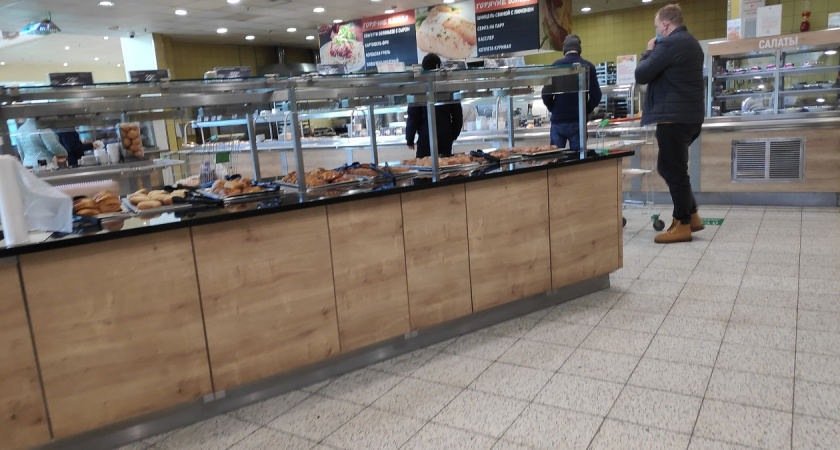 "Сами такое не едим": бывшая сотрудница супермаркета не советует покупать 5 категорий продуктов