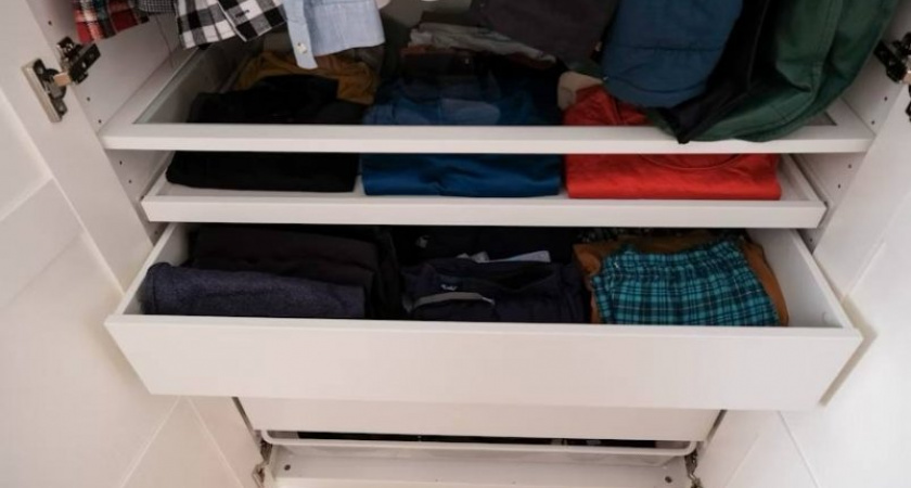 Забудьте о затхлом запахе: копеечный секрет свежести в шкафу - пара таблеток, и белье будет благоухать