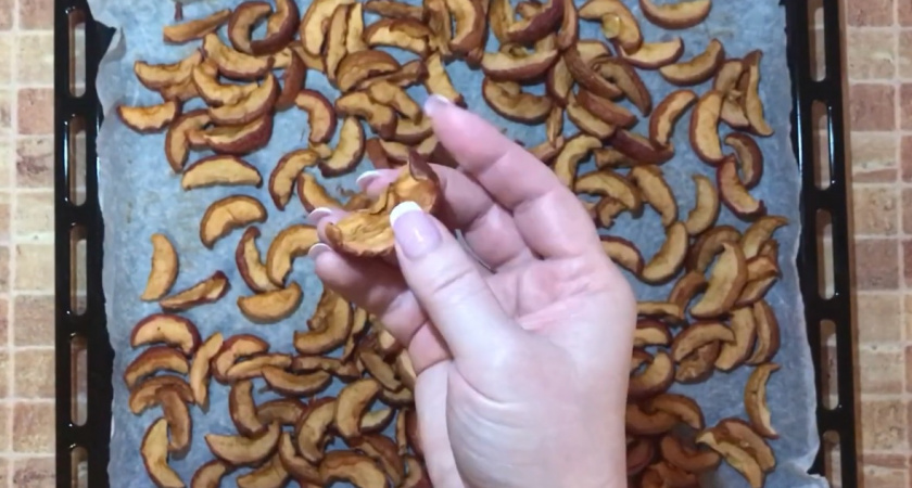 Забудьте о погребе и печи: сушим яблоки в духовке - быстрый, вкусный и полезный рецепт