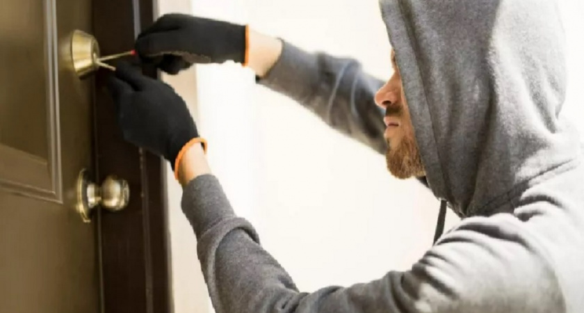 Во Владимире трое мужчин силой требовали у прораба 500 000 рублей.