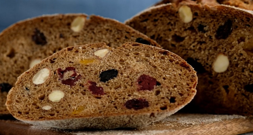 Простой бабушкин рецепт сдобного хлеба с сухофруктами: вкус как в детстве
