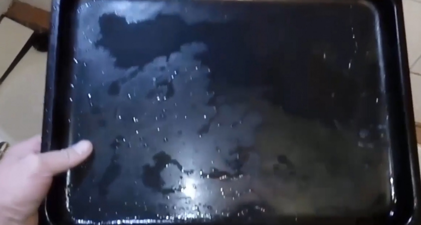 Забудьте про скребок: 4 лайфхака, которые заставят ваш грязный противень сиять