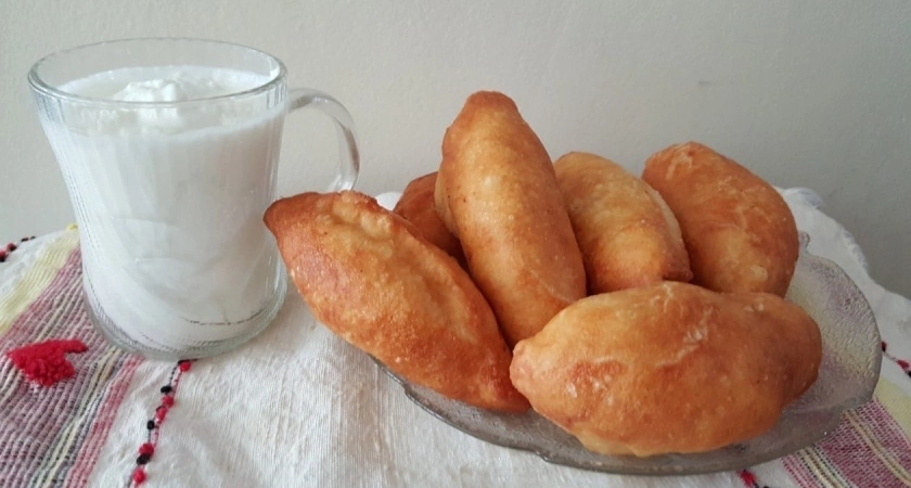 Пирожки за полчаса: рецепт с кефирным тестом и маринованным луком, который вас удивит