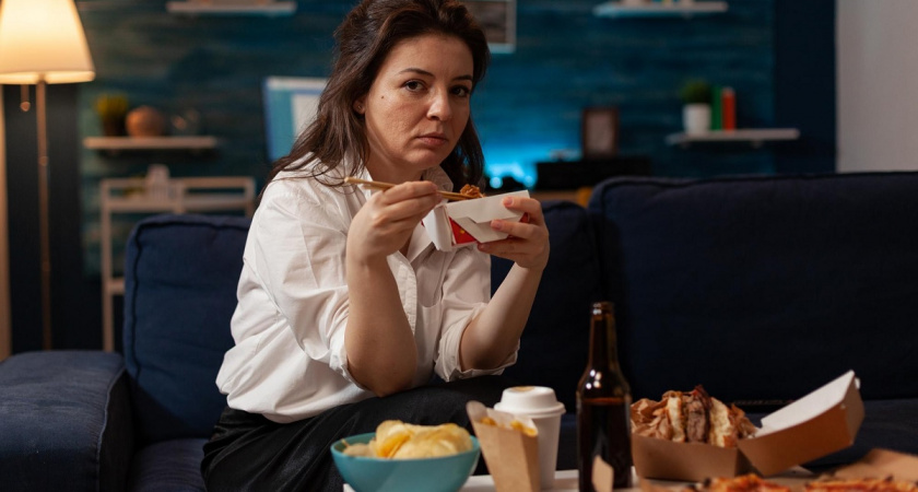 Названы 5 категорий продуктов, повышающих риск развития рака: их едят почти все